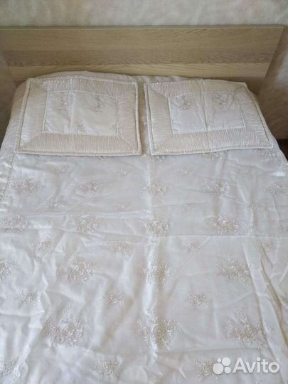 Покрывало светло бежовое с наволочками