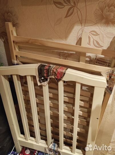 Детская кроватка с маятником