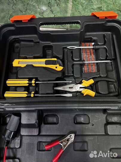 Компрессор автомобильный для шин с инструментами