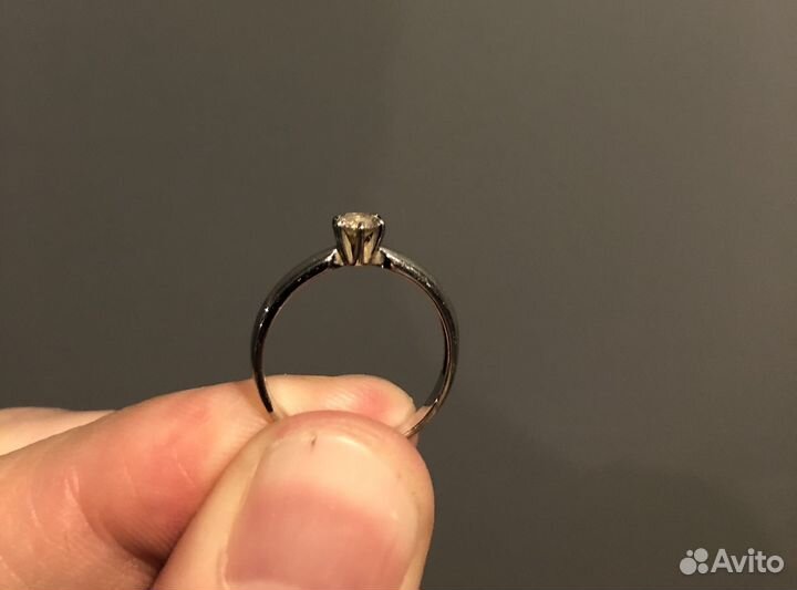Кольцо с бриллиантом