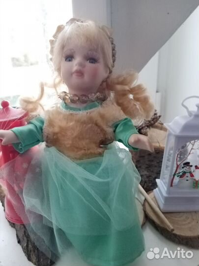 Кукла фарфоровая