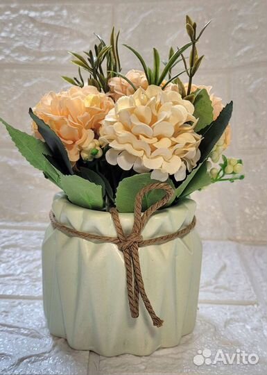Интерьерная ваза с искусственными цветами