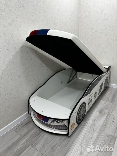 Детская кровать машина