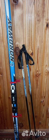 Лыжи, к ним палочки и ботинки