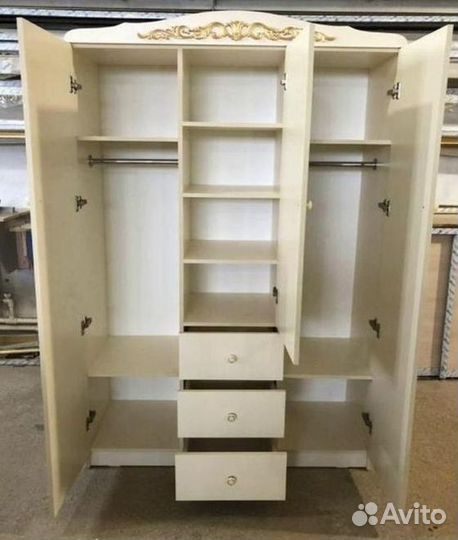 Шкаф детский трехстворчатый