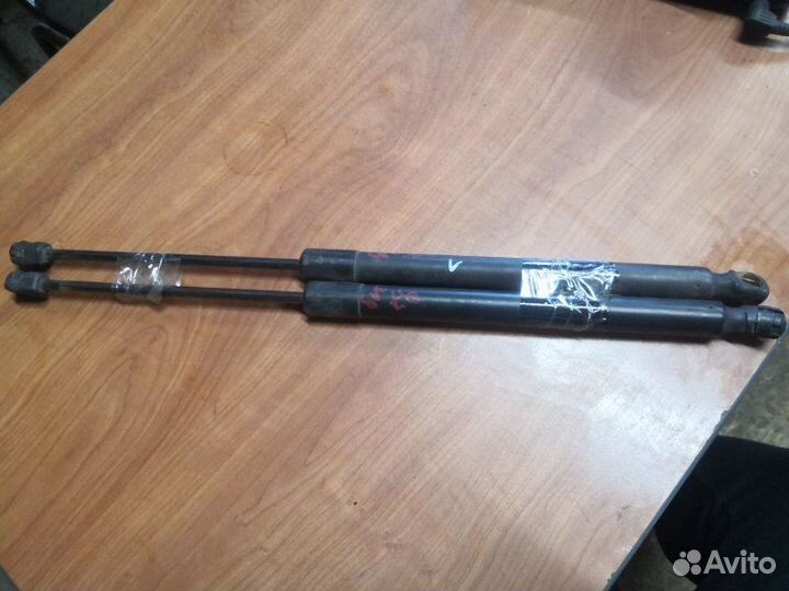 Амортизатор багажника задний Audi Q7