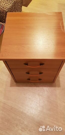 Тумбочка прикроватная
