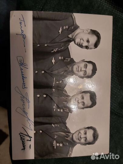 Фотография с автографами космонавтов Гагарина, Тит
