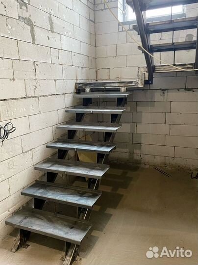 Лестница на металлокаркасе / изготовление лестниц