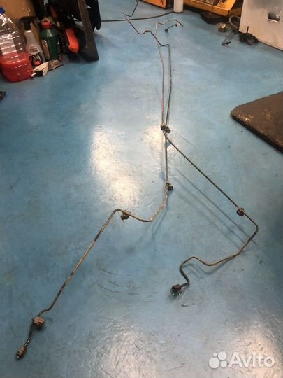 Тормозные трубки под днищем Ford Mondeo 4