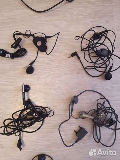 Зарядное устройство и наушники гарнитура телефона