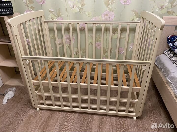 Детская кроватка с маятником