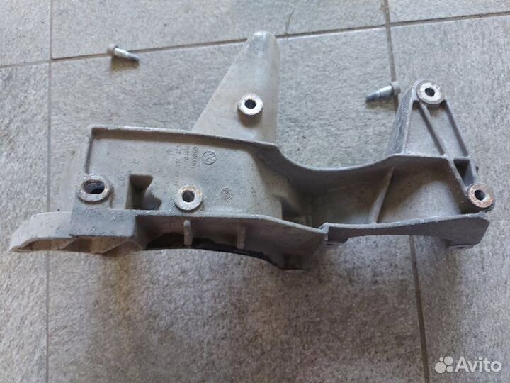 Кронштейн генератора Audi Q7 внедорожник 3.6 2007