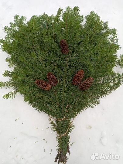 Новогодняя композиция из веток пихты и шишек 285/8