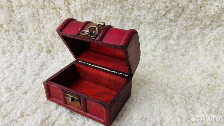 Деревянная шкатулка