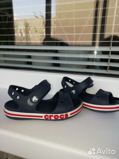 Сандалии crocs