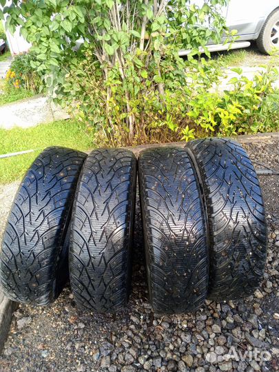 Royal Black Royal Stud 215/70 R15