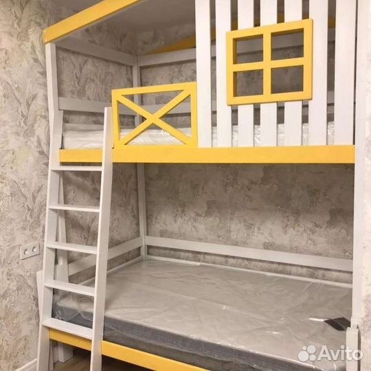Детская кровать домик из массива (новая)