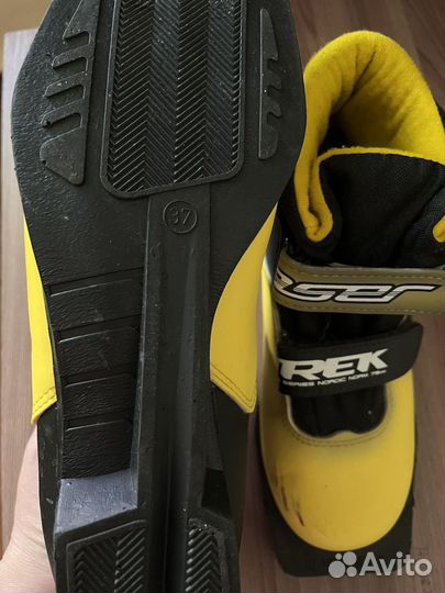 Лыжные ботинки и лыжи