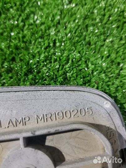 Плафон салона Mitsubishi Pajero V75W 6G74 2003