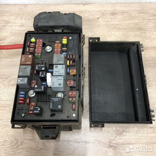 Блок предохранителей Opel Astra j 13318781
