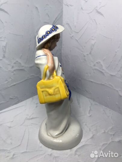 Фигурка девушки, Англия