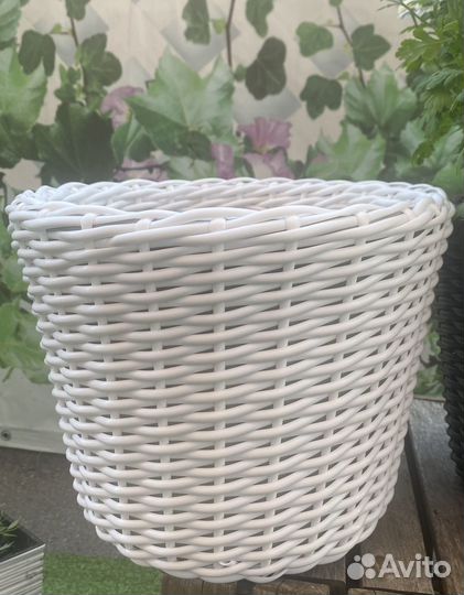 Кашпо для цветов из ротанга