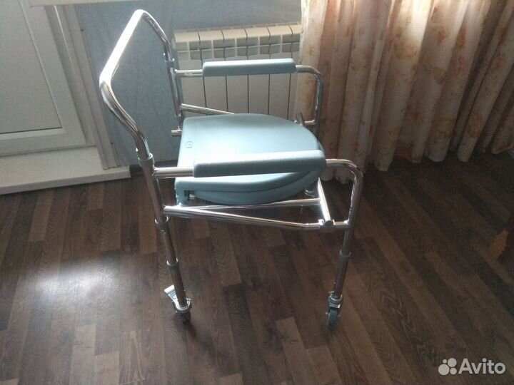 Кресло - Стул с санитарным оснащение на колесиках