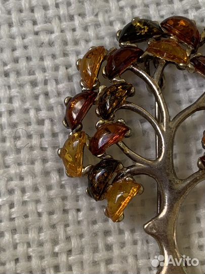 Брошь серебряная с янтарем