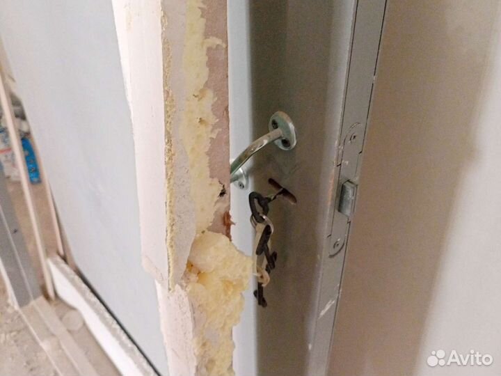 Дверь деревянная, с замком. Входная