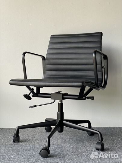 Кресло Eames Ribbed Office Chair EA 117