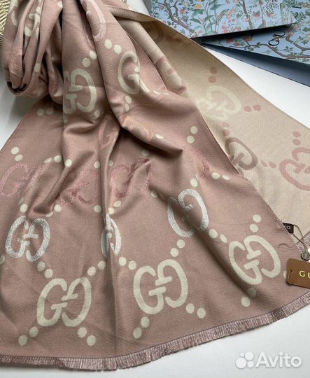 Объемный кашемировый палантин Gucci