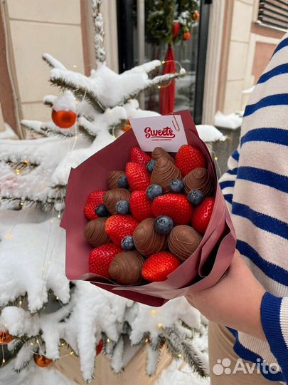 Букеты из фруктов клубника в шоколаде