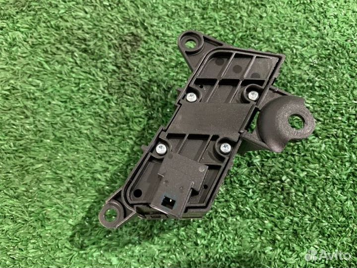 Кнопка центрального замка передняя левая