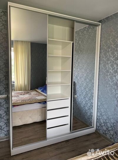 Шкаф трехстворчатый