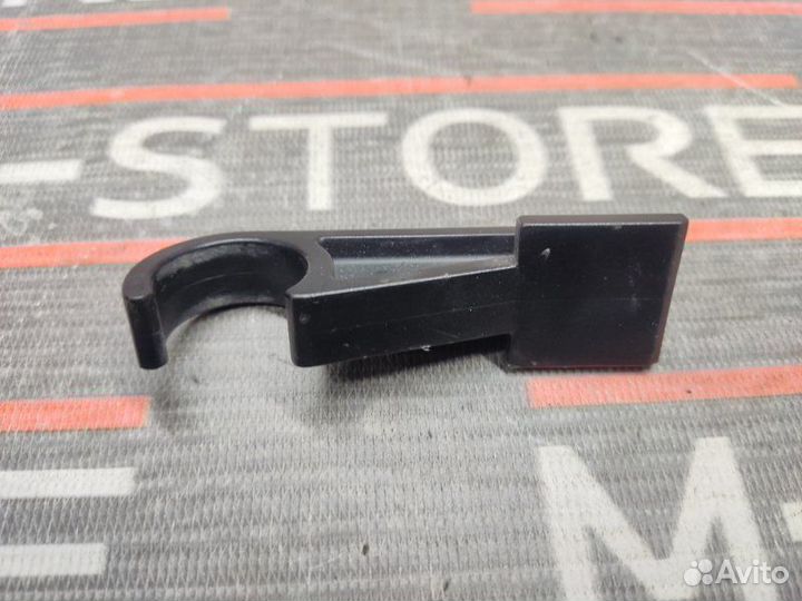 Держатель патрубка системы охлаждения