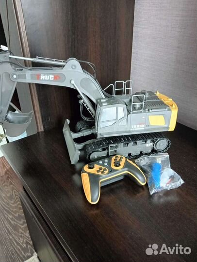 Экскаватор на радиоуправлении