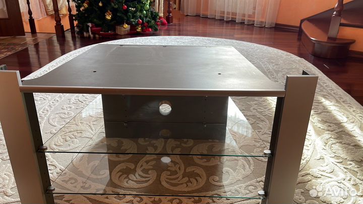 Тумба под телевизор. Две стеклянные полочки