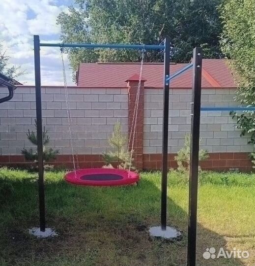 Уличный турник для всей семьи можно и качели