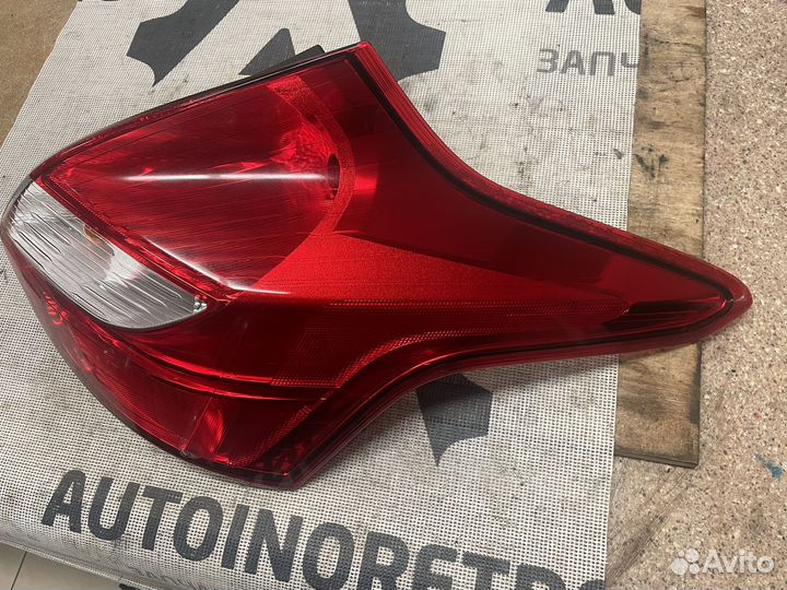 Фонарь правый Ford Focus 3 хэтчбек 1825319