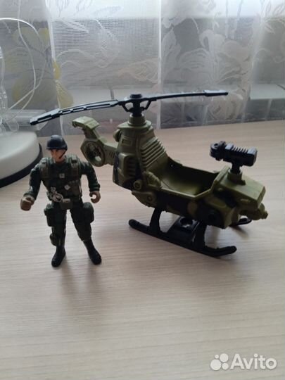 Вертолет с военным