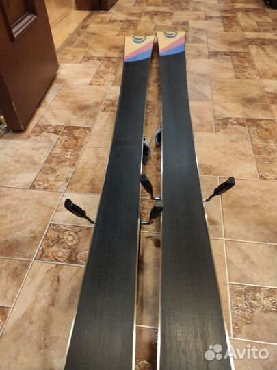 Горные лыжи и ботинки с палками