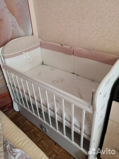 Детская кроватка с маятником