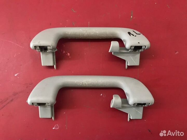 Ручка внутренняя потолочная задняя Toyota Avensis