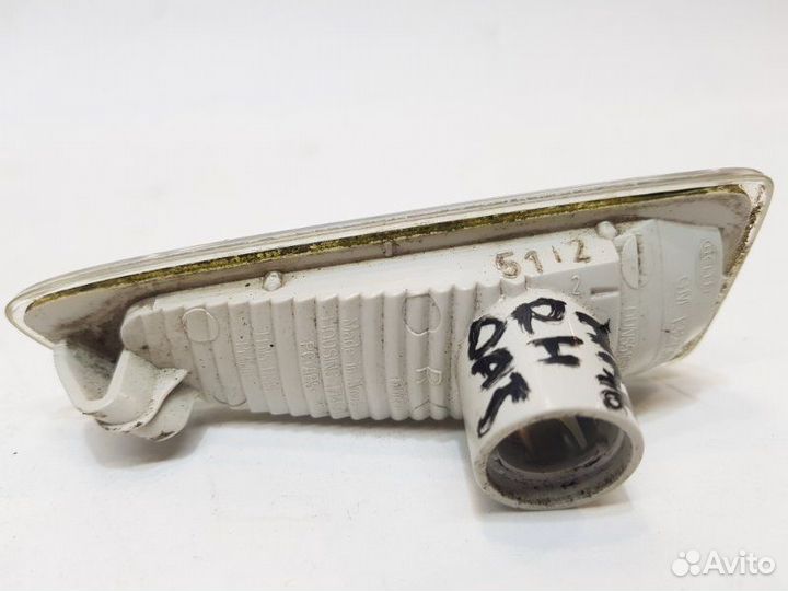 Повторитель в крыло правый Opel Astra J хэтчбек