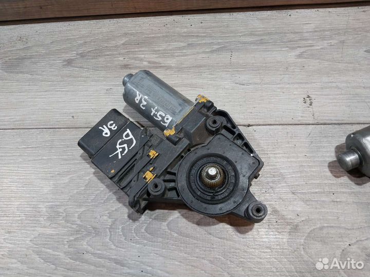 Моторчик стеклоподьемника задний VW Passat B5