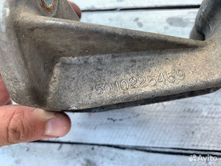 Петля капота Renault Premium