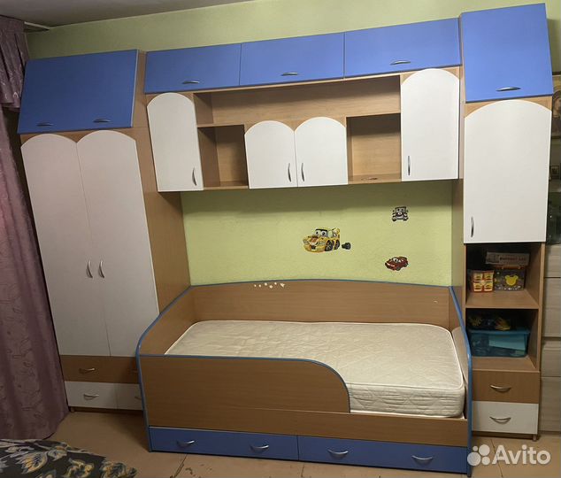 Продам детскую мебель с кроватью и матрасом