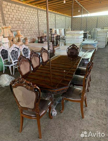 Стол и стулья