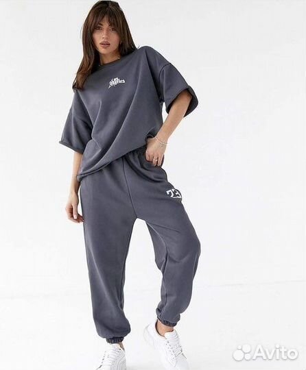 Женский спортивный костюм